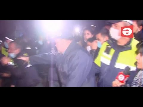 გიორგი ბარამიძე პოლიციელს ხელს ურტყამს