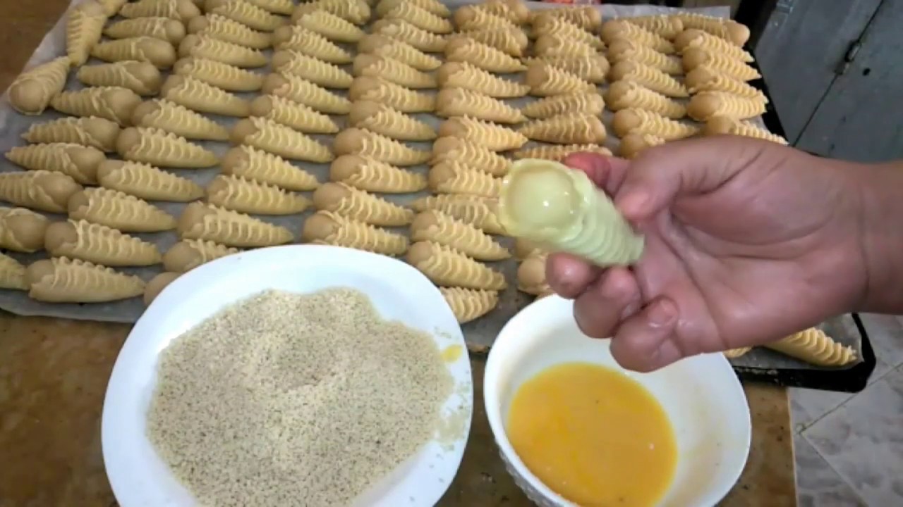 كورني أو قرن الغزال منقوش  ببديل اللوز(كاوكاو منسم) روعة في المذاق مع طريقة  مبسطة