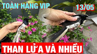 Hoan Hỉ phục vụ các ace nghệ nhân