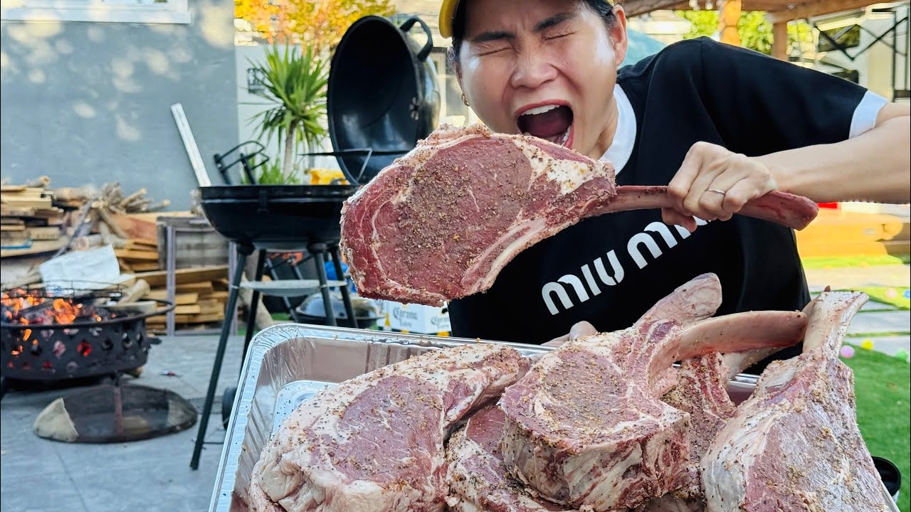 CĂNG THẲNG VỚI MÀN THI ĂN NGUYÊN  1 THÙNG BÒ TOMAHAWK ￼CỦA NGA SUMO VÀ ÔNG CHỦ XƯỞNG VÀNG TẠI MỸ