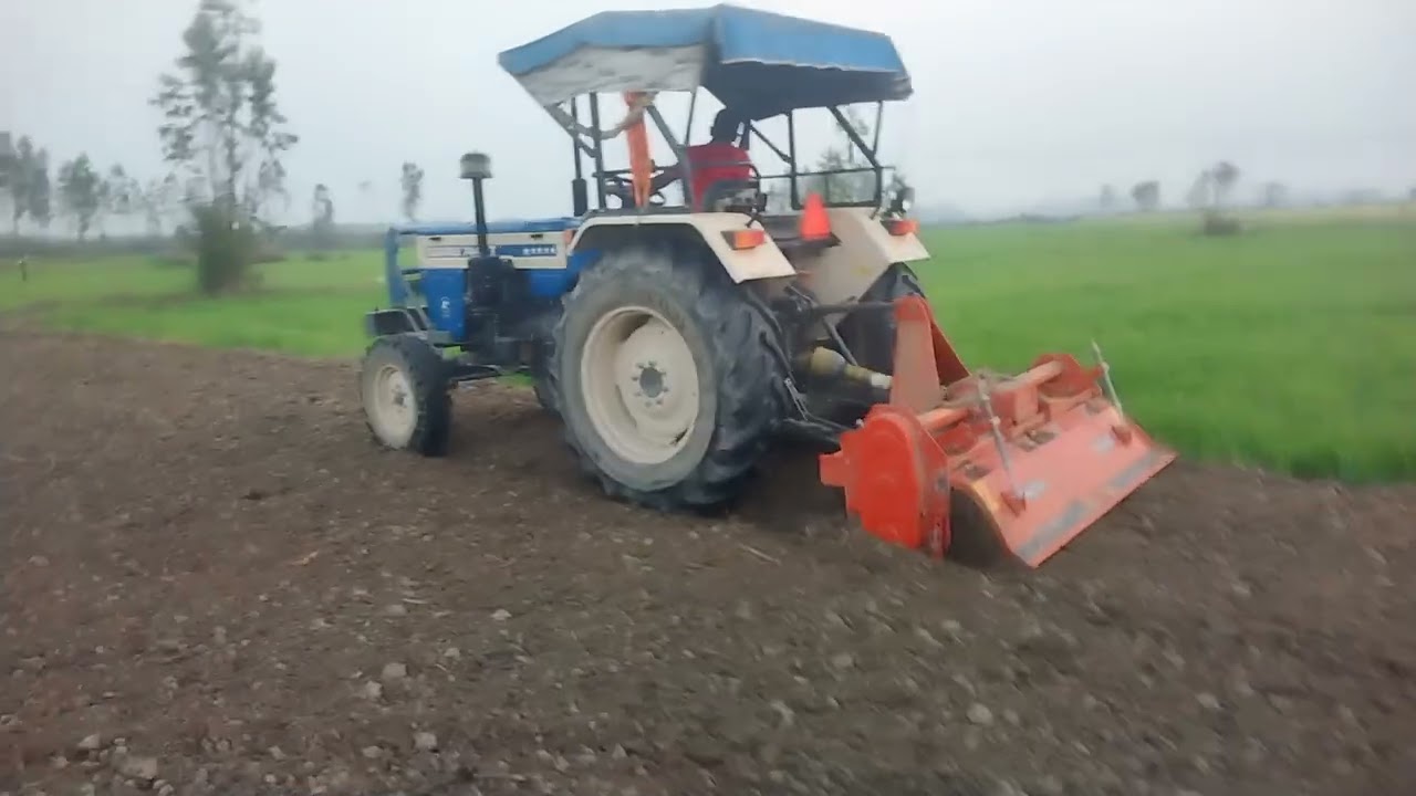 यश वर्धन  सिंह खेत की जुताई करते हुए