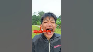 thử thách không cười với những trò đùa từ xúc xích siêu ngon khi ớt cay được so sánh với lòng tốt