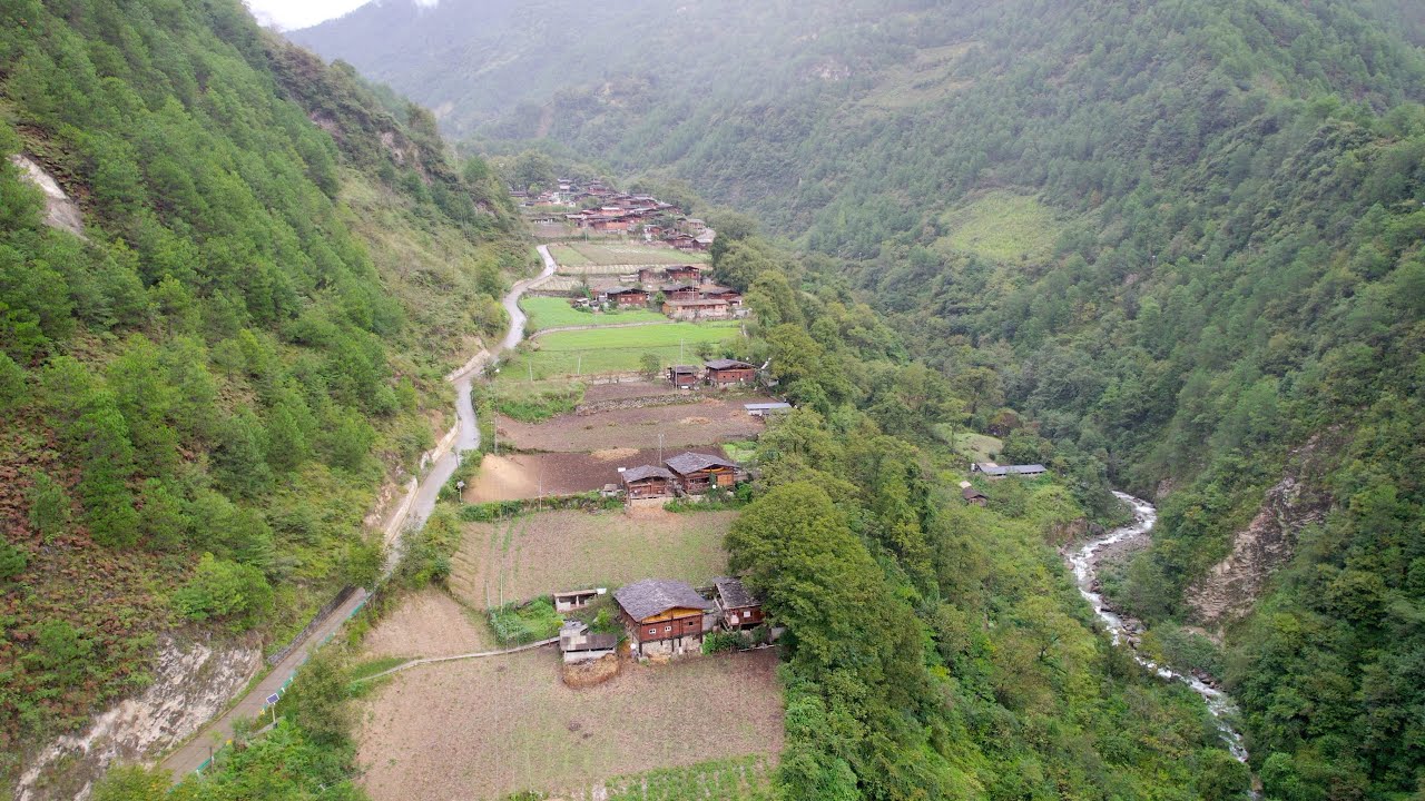 云南怒江秋那桶村，被称为人神共居的地方，古朴的村落令人神往