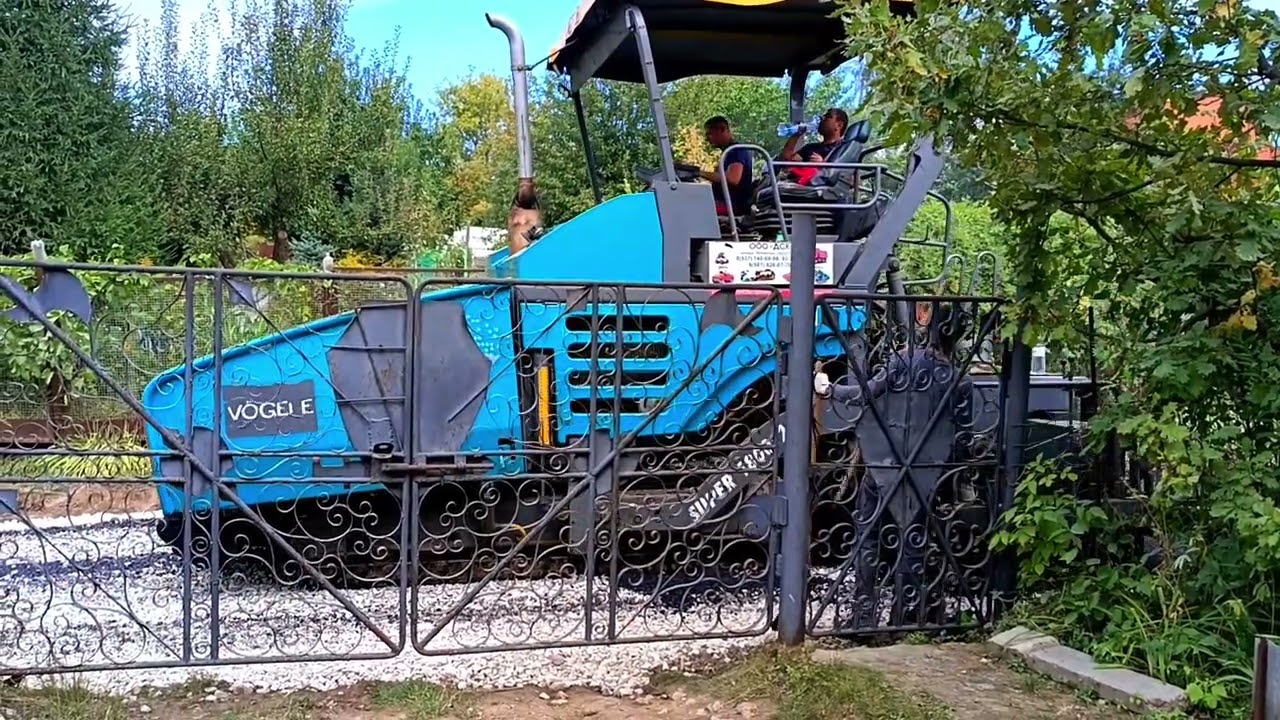 Самосвал МАЗ-650128 'Колас', асфальтоукладчик Vögele Super 1800-2, катки Hamm HD110 и 'Раскат-ДУ84'