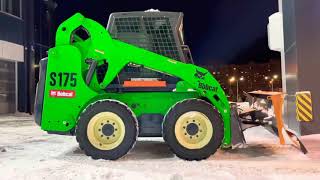 Bobcat s175 snow cleaning. Чистка снега, мини- погрузчик бобкет с175