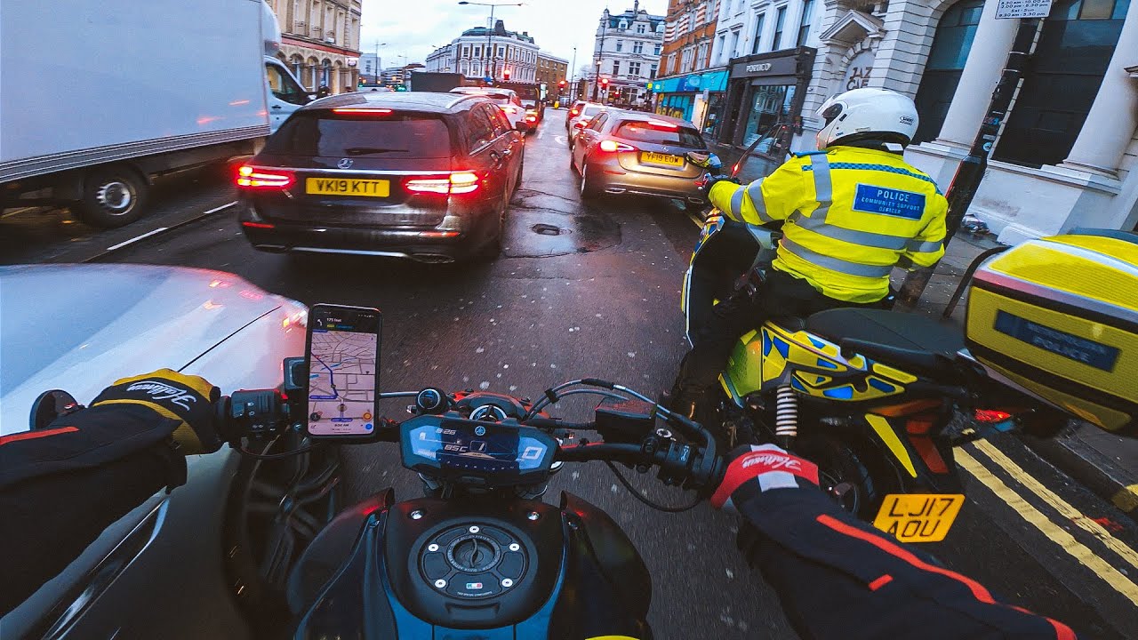 [3/3] Escaping Central London. | YAMAHA MT-07 AKRAPOVIC + QUICKSHIFTER [4K]