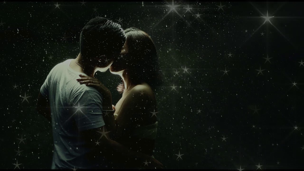 Песня ночью прижимаешь. Ночной поцелуй. Парень с девушкой ночью. Мужчина и женщина ночь. Поцелуй под звездами.