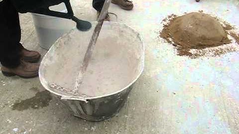 Slaking Quicklime to make lime putty
