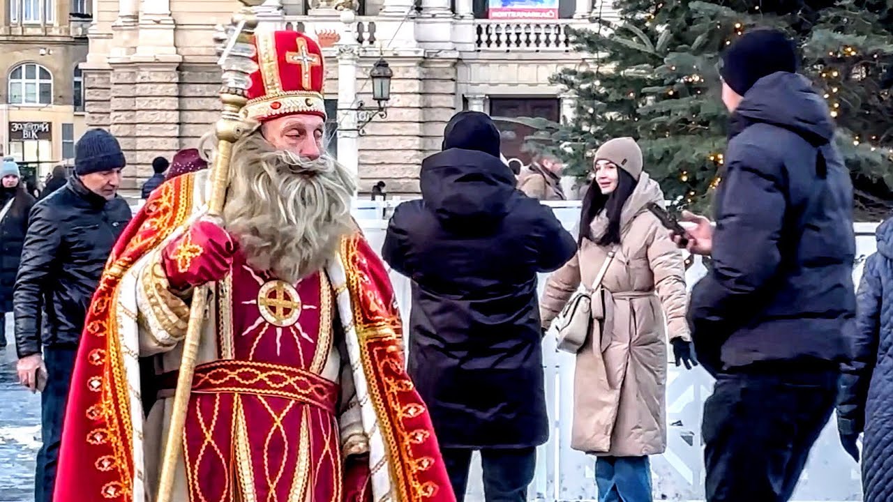 Ранок Нового року. Львів ялинка, новорічний ярмарок. 