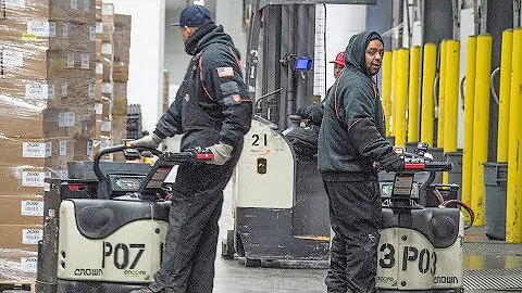 Crown’s PE Series Pallet Trucks Maximize Operator Comfort and Control