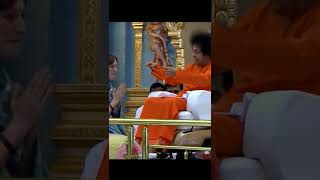 Kesaktian Saibaba Keluarkan Kalung Dari Tanganya
