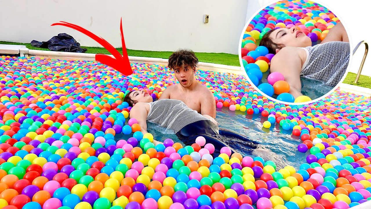 تحدي الكرات في المسبح غرقت😢