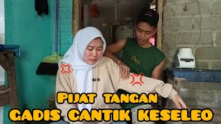 PIJAT TANGAN GADIS CANTIK KESELEO/TERKILIR