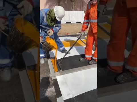شاهد كيف العمال يرصفون الأسفلت