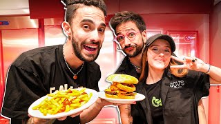 Camilo y Evaluna sorprenden fans trabajando en un restaurante!!! by BERTH-OH 203,954 views 3 months ago 9 minutes, 13 seconds
