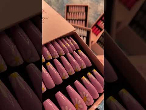 اظافر صناعية تركيب بنفسجي