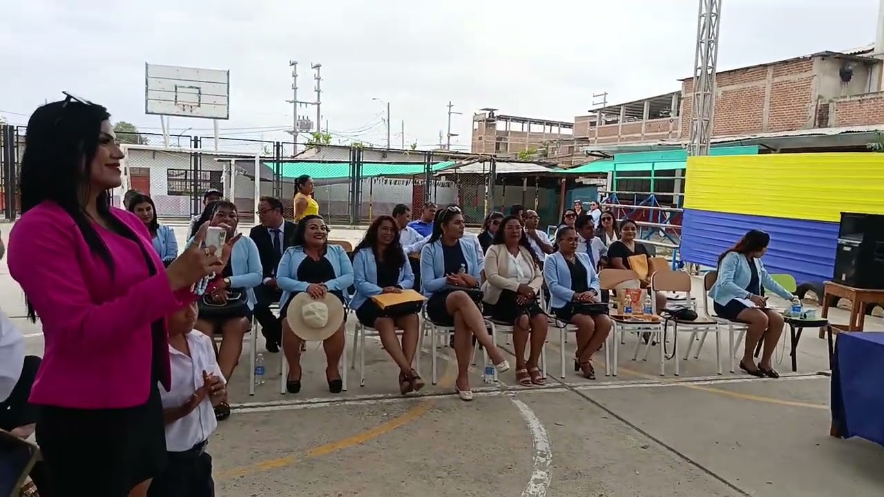 PREMIACIÓN A LA ALUMNA EXCELENCIA 2025  NAYELI CHUNE ANCAJIMA DE LA IE CÉSAR VALLEJO DE TUMBES 29-12