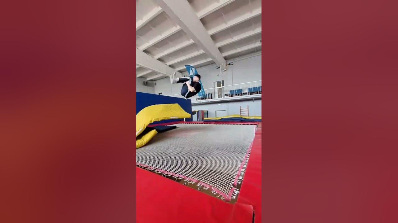 Сальто в батут центре