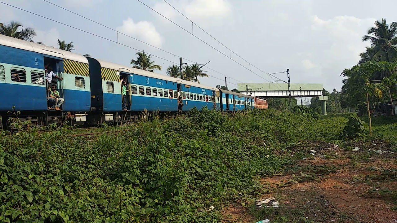 Smallest Express Train in India!!! Tirunelveli Palakkad Palaruvi Express near Mulanthuruthi 