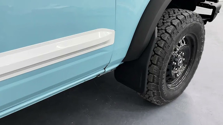 Molded splash guards without wheel lip molding