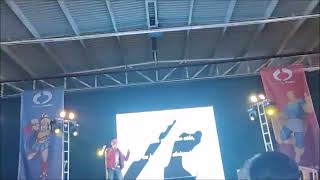 Carlo Vasquez canta el opening de dino rey en vivo