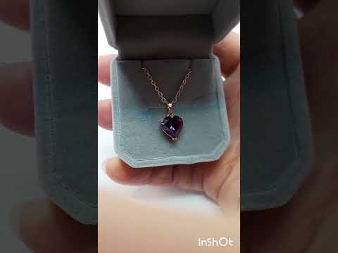 Кулон з фіолетовим цирконом "Сяйво ніжного серця Аметист у золоті" на ланцюжку В оксамитовій коробочці, видео 3