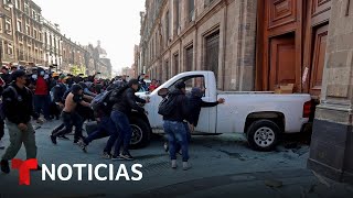 Tumban puerta del Palacio Nacional de México clamando justicia por los 43 | Noticias Telemundo