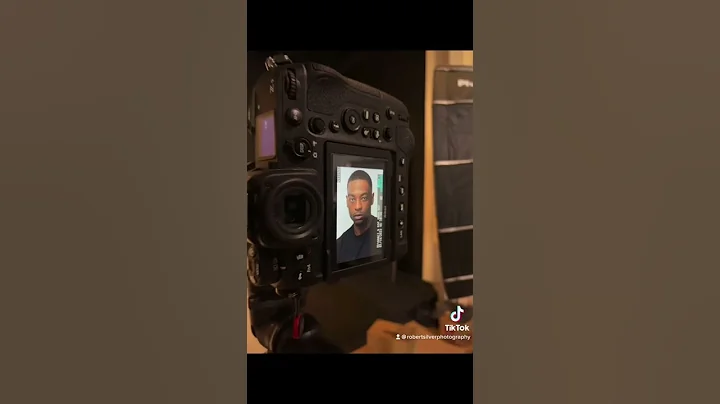 Shooting Digitals Of Model Shawn Simms With The Ni...