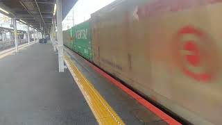 EF210形100番台（新塗装）牽引貨物瀬田駅通過