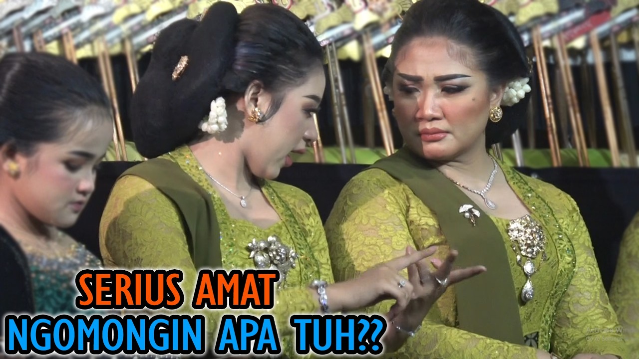 Niken Salindry dan Bu Dwi Lagi Gosip in Sesuatu, Apa Ya??