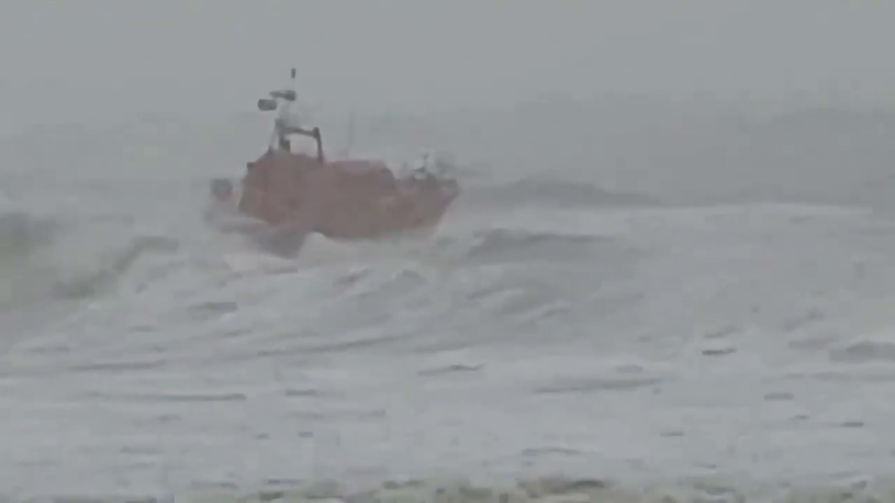 Storm Ciara - Lifeboat almost capsizes in extreme winds! (Read description)