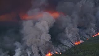 INCÊNDIOS FLORESTAIS QUEIMAM EM TODO CANADÁ E FUMAÇA COBRE O CÉU NOS EUA