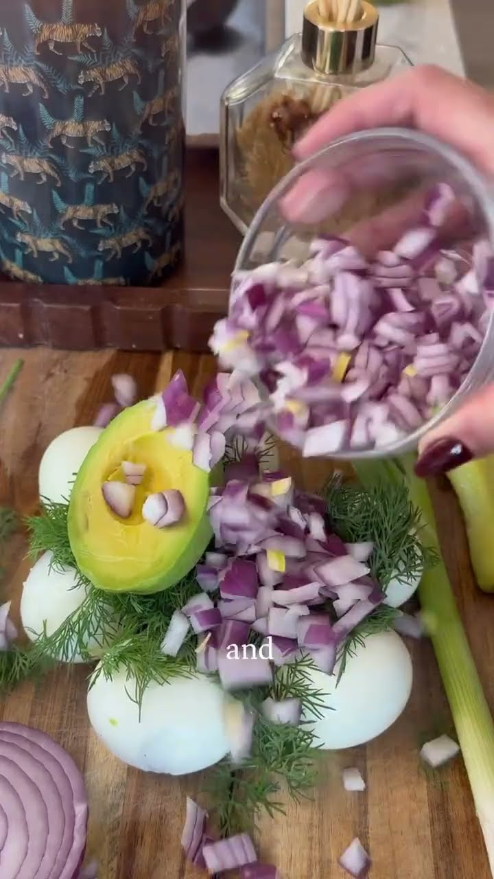 Darby Schieber making a high-protein meal, a Momé video.