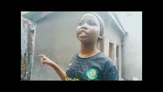 Huyu jamaa kamkunja dogo kisa miatano angaliya anavyo tolewa hakili na awe na henkima