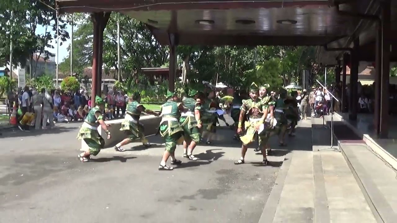 Penampilan dari Dinas Pendidikan Tulungagung baris kreasi ketandan  2025