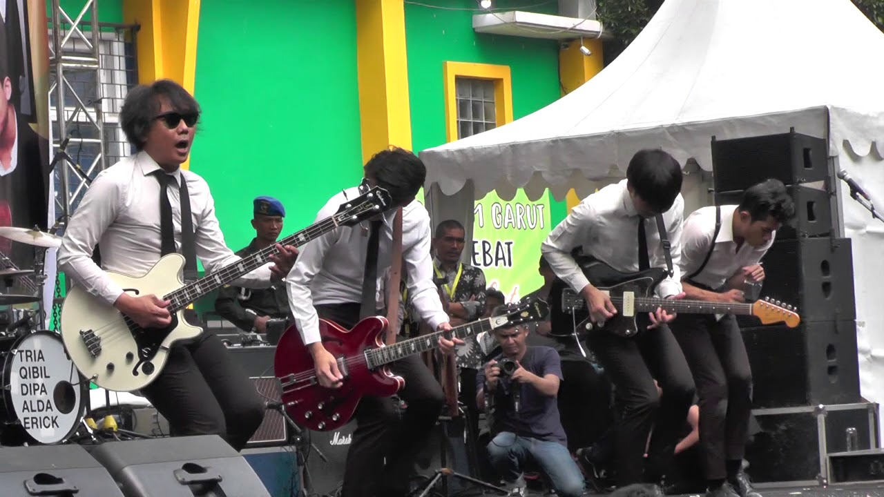 The Changcuters- I Love You Bibeh || Paturay Tineung SMKN 1 Garut - YouTube