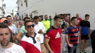 Toro Cuerda de Gaucín [52]: Un mozo se agarra a un jazmín y aguanta ante la mirada fija del toro