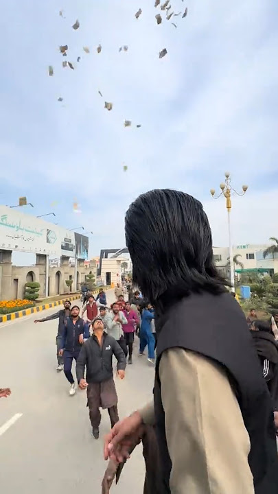 Rajab family wedding shorts😱😱 video Chalti gadi Ma paiso Ki Barish #shaadi#wedding #usaweddings