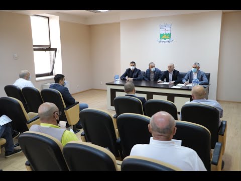 ბორჯომში მცხოვრები დევნილების განსახლების საკითხზე მშენებლებთან შეხვედრა გაიმართა