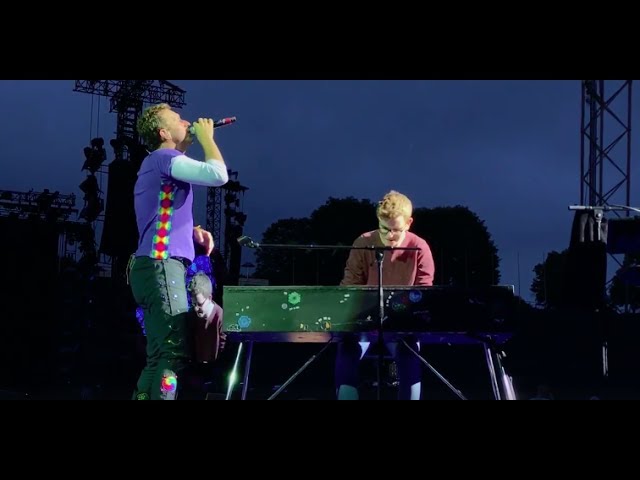 Chris Martin and a fan perform Everglow in Munich class=