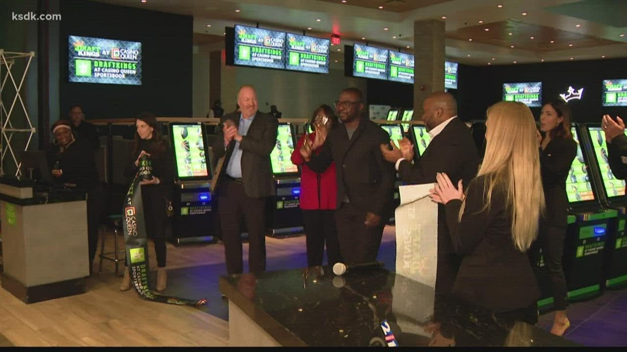 Marshall Faulk helps open DraftKings Sportsbook at Casino Queen YouTube