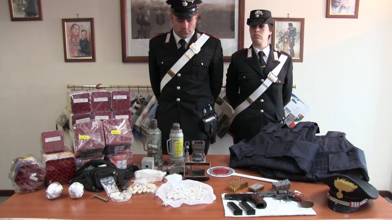 Droga, armi e bombe a mano: 16enne arrestato a Tor Bella Monaca - YouTube