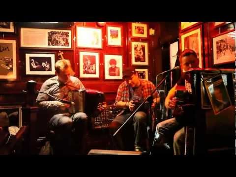 Video: Pub Dublin Terbaik Dan Bar Tradisional Non-turis Selain Temple Bar