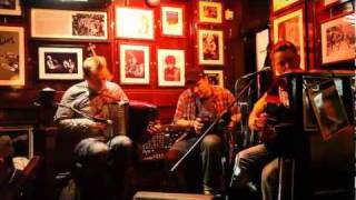 Live Irish Pub Music / Ireland Temple Bar /  Amy Winehouse/ The Zutons Cover Valerie- HD Quality chords