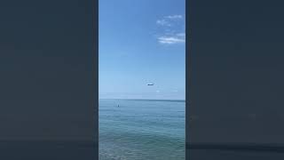 Лайнер над пляжем медленно заходит на посадку в аеропорту Батуми. Landing The liner in Batumi.