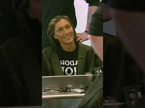 Il prend vraiment cette femme pour un cheval ?