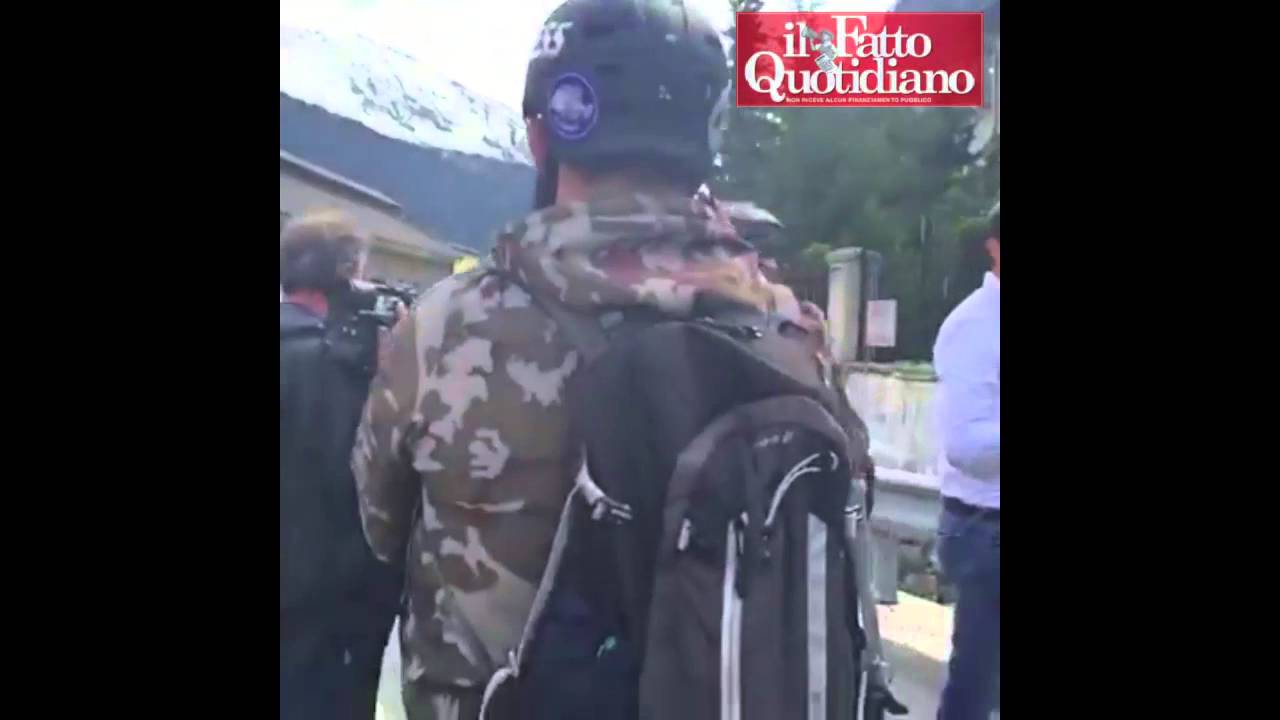 Brennero, black block e anarchici in corteo: si scagliano contro la stampa