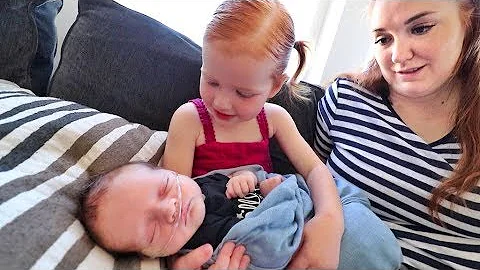 Adley meets Baby Brother!!  (so adorable) - DayDayNews