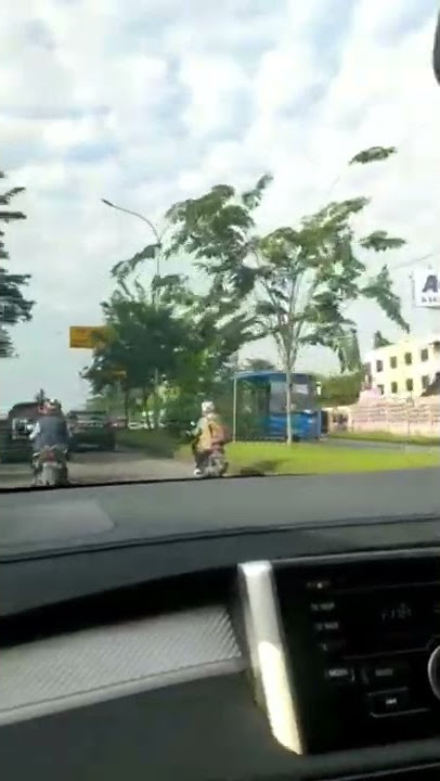story' wa nyetir mobil siang hari yg cerah melewati jln #sukarnohatta #riau