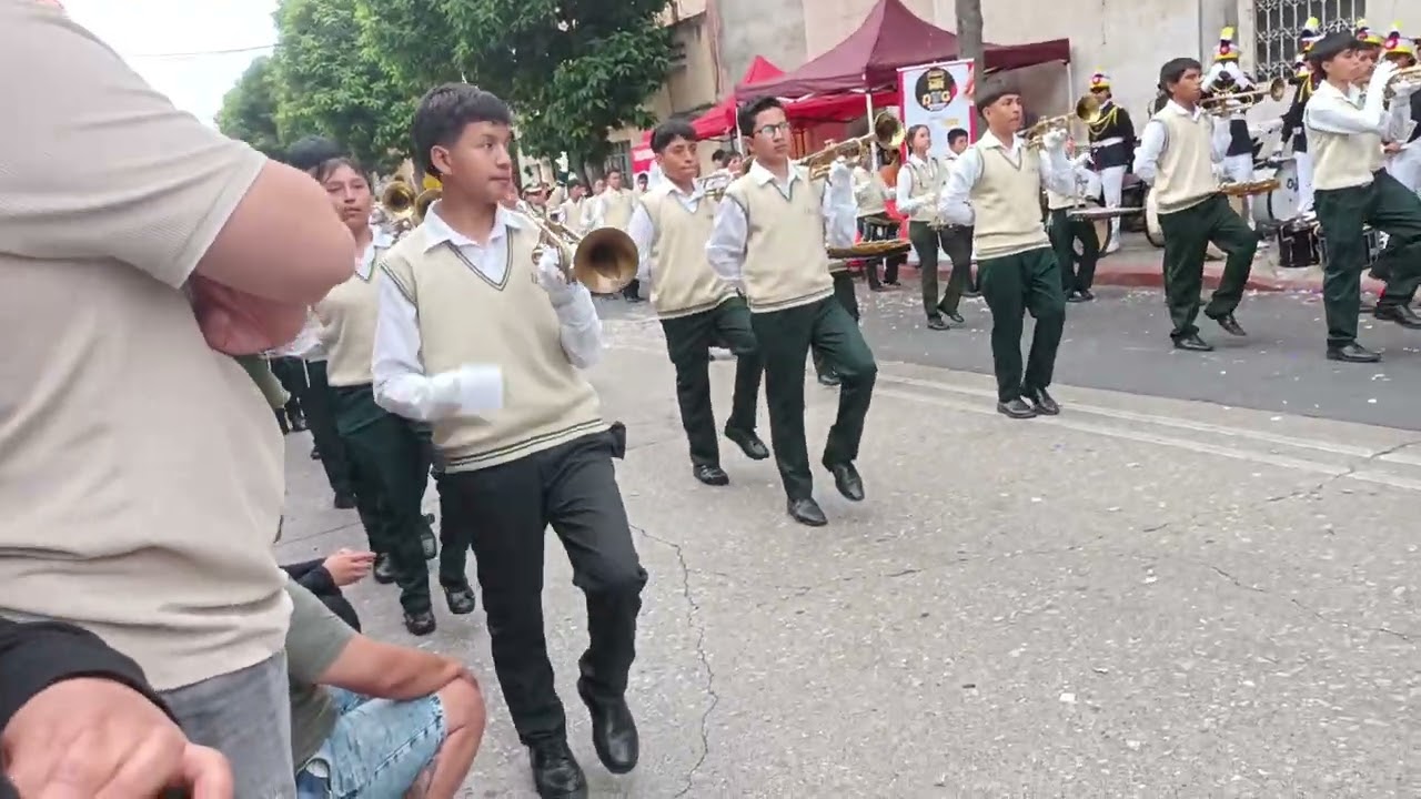 Desfile de majorettes y liceo Ixchel banda ???